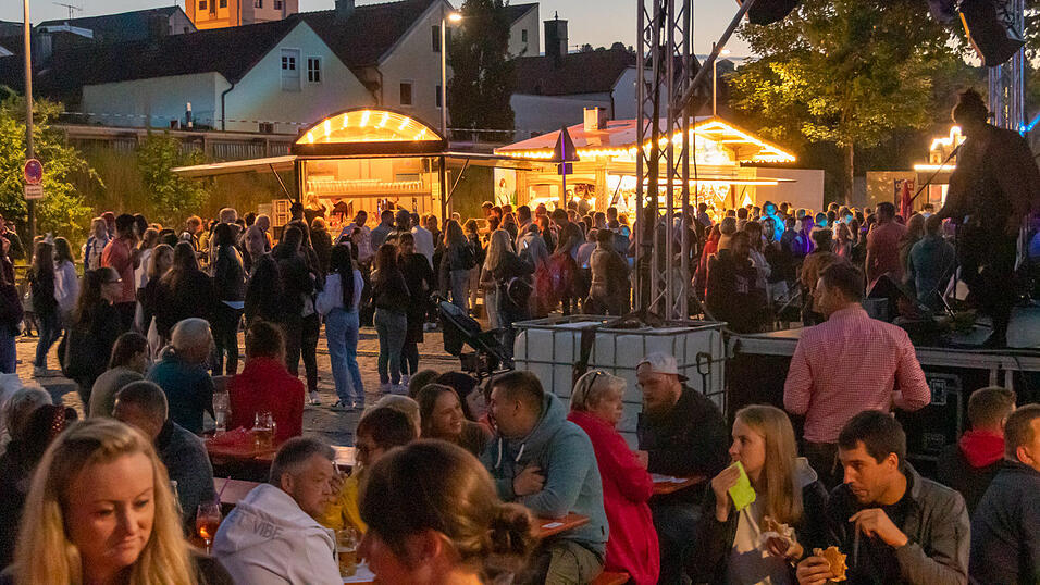 Bereits ab 20 Uhr stieg die Party beiderseits der Donau, um 22 Uhr dann begeisterte das feurige Spektakel auf der Donaubrücke die Gäste. Bereits ab 20 Uhr stieg die Party beiderseits der Donau, um 22 Uhr dann begeisterte das feurige Spektakel auf der Donaubrücke die Gäste.
