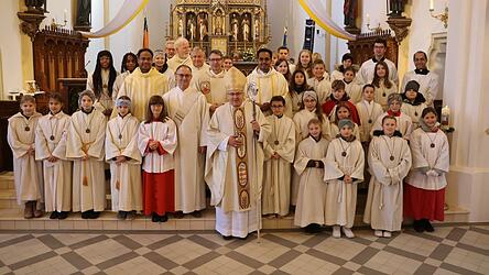 Für die Ministranten gab es ein Gruppenfoto mit Diözesanbischof Rudolf Vorderholzer in der frisch renovierten Kirche.