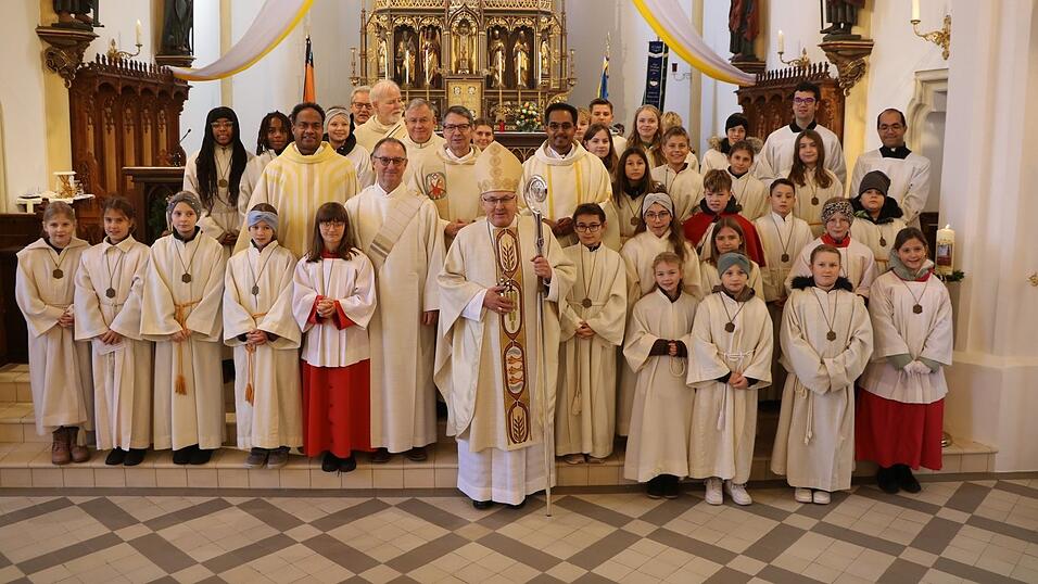 Für die Ministranten gab es ein Gruppenfoto mit Diözesanbischof Rudolf Vorderholzer in der frisch renovierten Kirche.