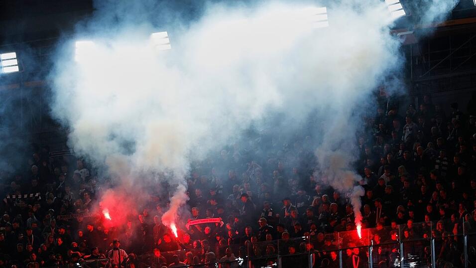 Wegen des Zündelns von Pyrotechnik durch Fans wurde Eintracht Frankfurt nun bestraft. (Archivbild) Wegen des Zündelns von Pyrotechnik durch Fans wurde Eintracht Frankfurt nun bestraft. (Archivbild)