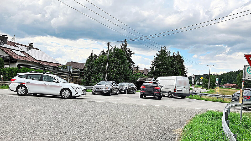 Beinahe hätte es gekracht: Obwohl die Straße gesperrt ist, biegen sowohl von links als auch von rechts Autos von der Staatsstraße in die kleine Gemeindeverbindungsstraße bei Pellham ein. Dabei kommt es nicht selten zu brenzeligen Situationen.