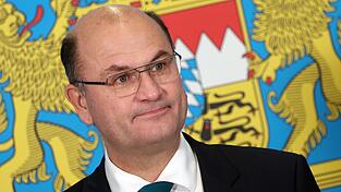 Albert Füracker (CSU), Finanzminister von Bayern, bei einer Pressekonferenz im bayerischen Finanzministerium nach einem Spitzengespräch zum kommunalen Finanzausgleich. Albert Füracker (CSU), Finanzminister von Bayern, bei einer Pressekonferenz im bayerischen Finanzministerium nach einem Spitzengespräch zum kommunalen Finanzausgleich.