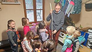 Natalie Triller war federf&uuml;hrend und hatte sich die Projektaktionen ausgedacht. Hier erkl&auml;rt sie den Kindern die Gr&ouml;&szlig;e des Wolfes.