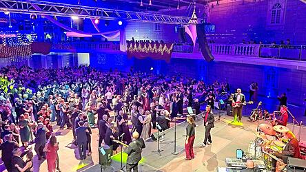 Immer guten Besuch konnte die Tanzfl&auml;che im Ballsaal zu der passenden Musik der Joe Williams Band verzeichnen.