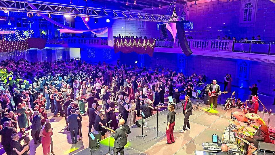 Immer guten Besuch konnte die Tanzfl&auml;che im Ballsaal zu der passenden Musik der Joe Williams Band verzeichnen.