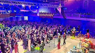 Immer guten Besuch konnte die Tanzfl&auml;che im Ballsaal zu der passenden Musik der Joe Williams Band verzeichnen.