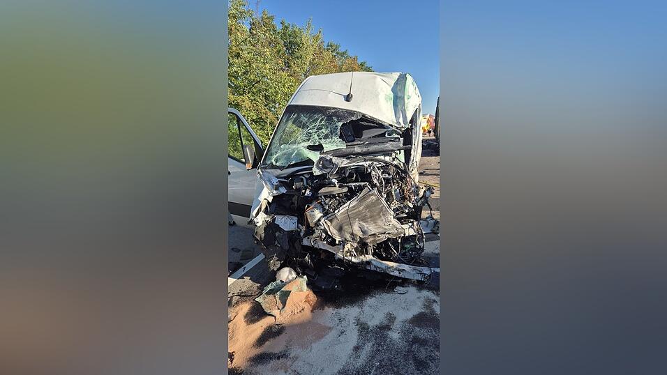 Der Kleintransporter wurde durch die Zusammenstöße extrem beschädigt. Der Kleintransporter wurde durch die Zusammenstöße extrem beschädigt.