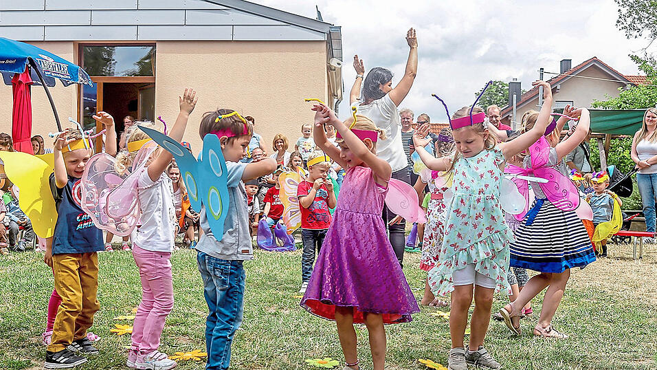 Die Kinder tanzen und singen zum Auftakt.