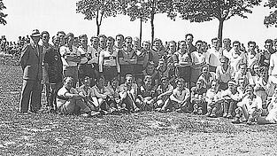 Am Osterpokalturnier 1948, noch in der 'Loamgruam' in der Widhalm, nahmen der FC Mariakirchen, SSV Arnstorf und FC M&uuml;nchsdorf teil; die Simbacher Mannschaft ist in der Bildmitte zu finden: (von links) 1. Vorstand, A. Mumhofer, Josef Gaisenberger; (ab Elfter von links) Karl Bubeneder, Maier Edi sen., Karl Siebert, Hubert Neumeier, Karl Neumeier, T. Davidson, Willy Fuchs, Paul Ertl; (kniend Bildmitte) Ludwig Brunner, Heinrich Egger und (sitzend, Sechster von links) Ludwig W&uuml;rfel.