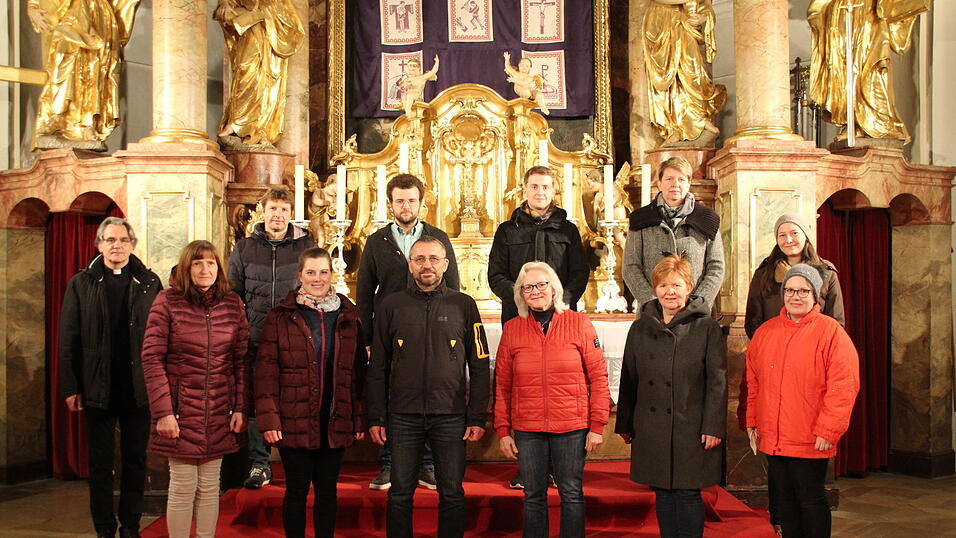 Der neu gew&auml;hlte Pfarrgemeinderat mit (vorne v. l.) Pfarrer Gregor Bartkowski, Magdalena Heilmeier, Marina Wei&szlig;, Markus Neumeier, Maria Heller, Therese G&ouml;tz-Haslacher, Dr. Maria Reindl, (hinten v. l.) Manfred Kammerer, Thomas Hofmair, Stefan Beibl, Manuela Heim und Anna Santen.