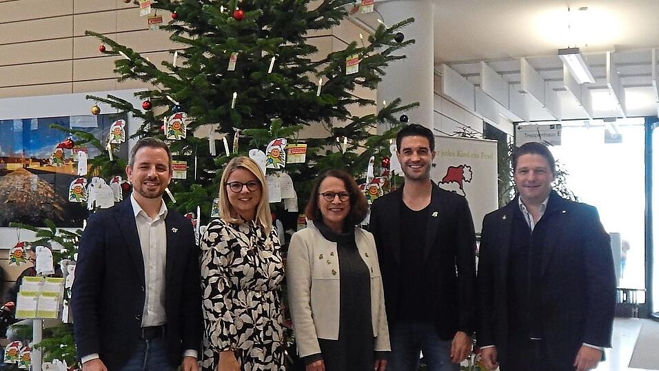 Vor dem Wunschbaum im Bürgerbüro Stadtmitte: (von links) Daniel Engelbrecht, Melanie Brunner, Gertrud Maltz-Schwarzfischer, Dominik Glöbl und Matthias Schloderer. Vor dem Wunschbaum im Bürgerbüro Stadtmitte: (von links) Daniel Engelbrecht, Melanie Brunner, Gertrud Maltz-Schwarzfischer, Dominik Glöbl und Matthias Schloderer.