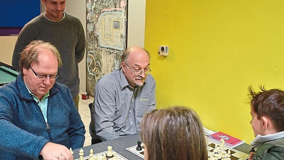 Turnierspieler Wolfgang S&ouml;der (vorne rechts) leitete die Schach-Fortbildung zusammen mit Florian Koller (stehend), dem Gemeindejugendpfleger.
