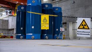 In einer Lagerhalle im Zwischenlager Ahaus stehen hochradioaktive blaue Castor-Behälter. Bis klar ist, wo Deutschlands Atommüll landet, soll es noch Jahrzehnte dauern. In einer Lagerhalle im Zwischenlager Ahaus stehen hochradioaktive blaue Castor-Behälter. Bis klar ist, wo Deutschlands Atommüll landet, soll es noch Jahrzehnte dauern.