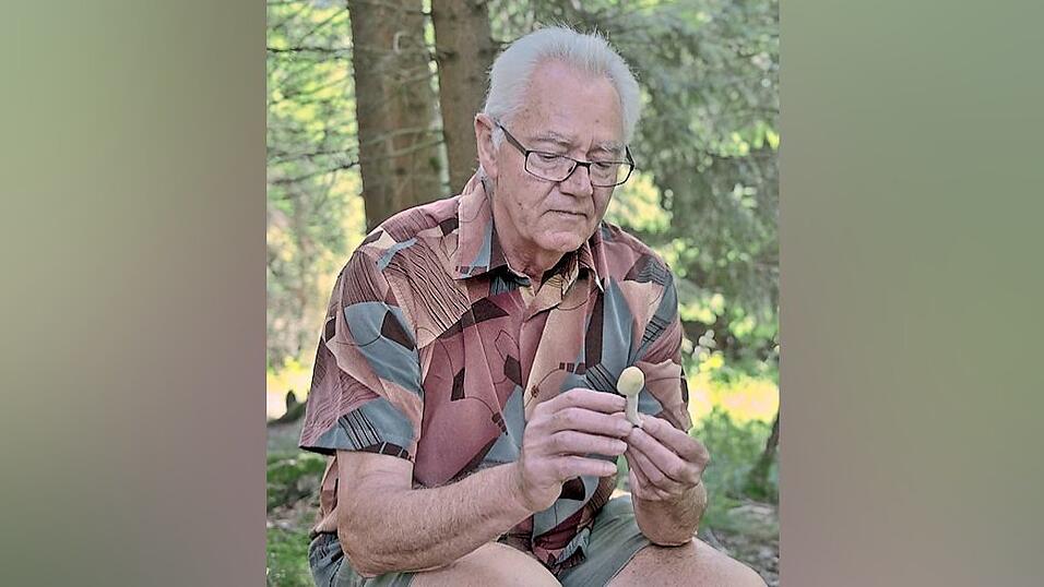 Beim Sammeln ist Vorsicht geboten: Viele Pilze stehen unter Artenschutz. Pilzsachverst&auml;ndiger Georg Probst in seinem Element.