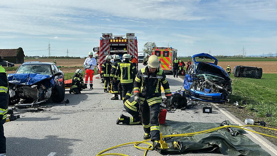 Ein schwerer Verkehrsunfall hat sich am 4. April 2024 auf der Bundesstraße 8 auf Höhe Rottersdorf ereignet. Ein schwerer Verkehrsunfall hat sich am 4. April 2024 auf der Bundesstraße 8 auf Höhe Rottersdorf ereignet.