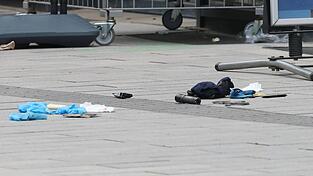 Die Polizei hat auf einer belebten Einkaufsstraße in Düsseldorf einen bewaffneten Mann niedergeschossen und schwer verletzt.