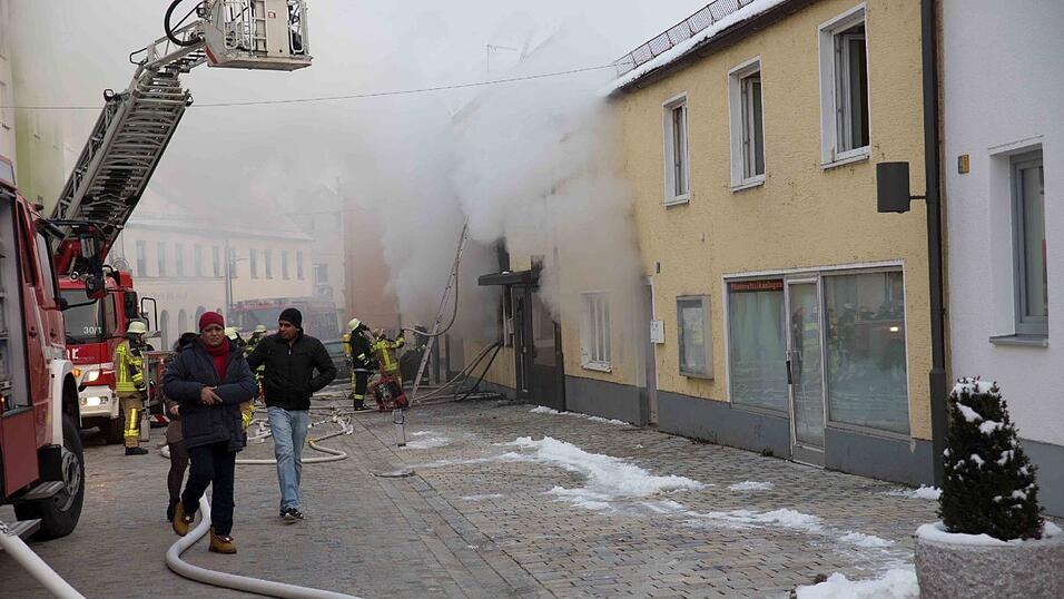 Inmitten dieses brennenden Hauses in der Griesgasse in Dingolfing entdeckte die Feuerwehr die Leiche.