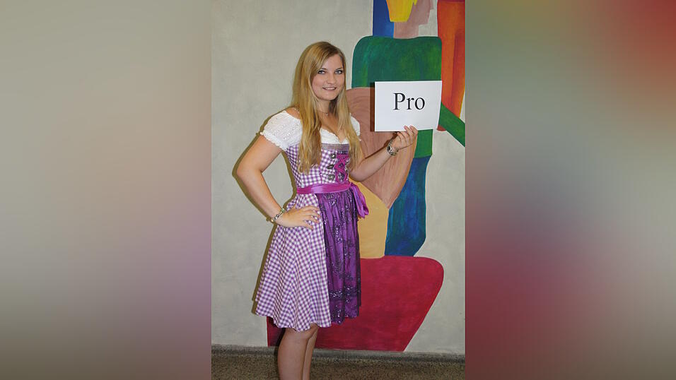 Julia ist schon im Volksfestfieber: Ihre fünf Dirndl und die Lederhose hängen schon die letzte Woche bereit. (Foto: David Voltz) Julia ist schon im Volksfestfieber: Ihre fünf Dirndl und die Lederhose hängen schon die letzte Woche bereit. (Foto: David Voltz)