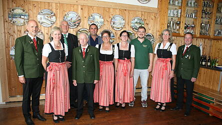 Vorstandschaft: von linksGottfried Schuster, Margret Zankl, Sektionssch&uuml;tzenmeister Richard Feigl, Roland Kleebauer, B&uuml;rgermeister Urban, Rita Lukesch, Sieglinde Prommersberger, Sebastian M&uuml;ller, Erna Foerster und Markus Zankl.