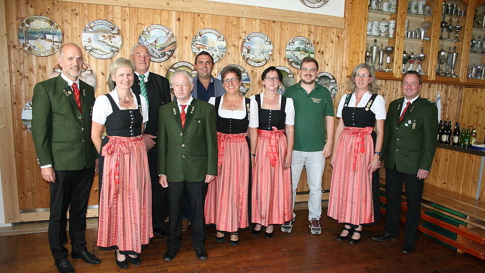Vorstandschaft: von linksGottfried Schuster, Margret Zankl, Sektionssch&uuml;tzenmeister Richard Feigl, Roland Kleebauer, B&uuml;rgermeister Urban, Rita Lukesch, Sieglinde Prommersberger, Sebastian M&uuml;ller, Erna Foerster und Markus Zankl.