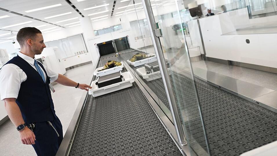 Durchsuchungen deckten den versuchten Drogenschmuggel auf: Am Flughafen wurde der Zoll fündig. (Symbolbild) Durchsuchungen deckten den versuchten Drogenschmuggel auf: Am Flughafen wurde der Zoll fündig. (Symbolbild)