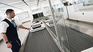 Durchsuchungen deckten den versuchten Drogenschmuggel auf: Am Flughafen wurde der Zoll fündig. (Symbolbild)