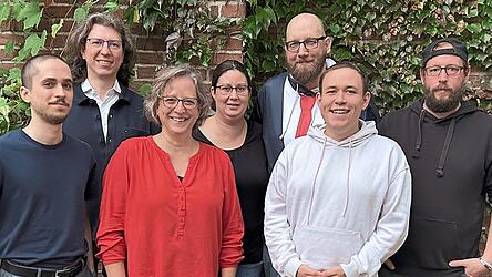 B&uuml;rgermeisterkandidat Alexander Strobl (hinten r.) und die Stadtratskandidaten (v.l.) Florian Sagerer, Sebastian Wilhelm, Christa Sagerer, Sylvia Strobl, Simon Lechner und Dennis Wambach.