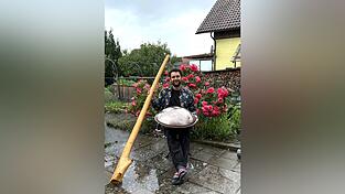 Matthias Schmid mit seinem Didgeridoo und seiner Handpan Matthias Schmid mit seinem Didgeridoo und seiner Handpan