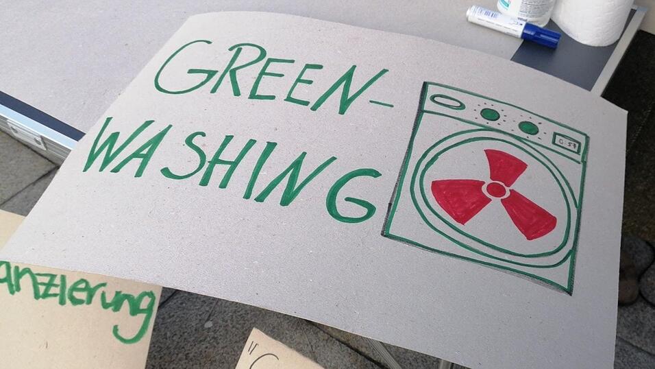 In einem Infostand am Passauer Ludwigsplatz haben Fridays-For-Future-Aktivisten am Freitag zum Thema Klimaschutz informiert. In einem Infostand am Passauer Ludwigsplatz haben Fridays-For-Future-Aktivisten am Freitag zum Thema Klimaschutz informiert.