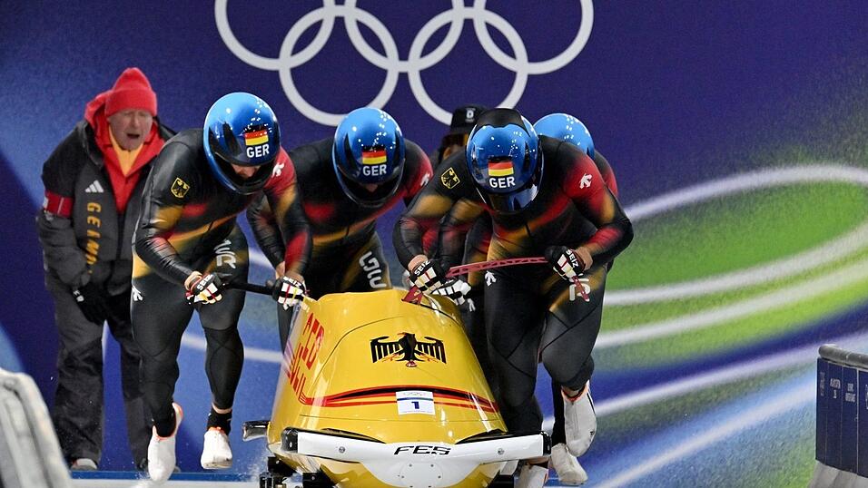 Johannes Lochner (Pilot), Thorsten Margis, J&ouml;rn Wenzel und Georg Fleischhauer (Deutschland) legten im ersten Lauf Start- und Bahnrekord hin.