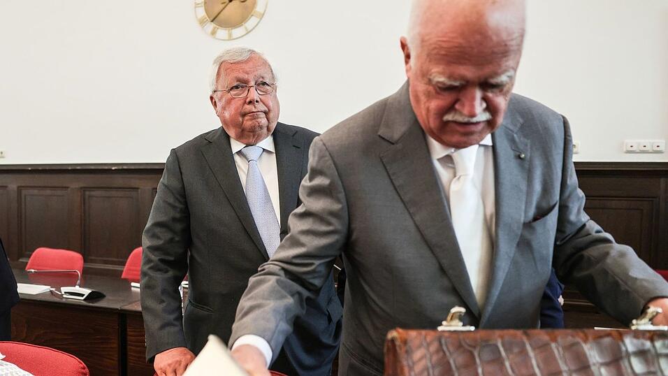 Sein letzter Auftritt im Gerichtssaal: Christian Olearius (links) im Bonner Landgericht im Juni 2024. Im Vordergrund sein Verteidiger, der fr&uuml;here CSU-Bundestagsabgeordnete Peter Gauweiler.
