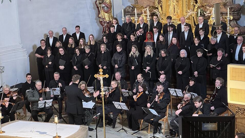 Der Passauer Studentenchor mit Orchester im Januar in der Viechtacher Stadtpfarrkirche unter der Leitung von Alexander Feih Der Passauer Studentenchor mit Orchester im Januar in der Viechtacher Stadtpfarrkirche unter der Leitung von Alexander Feih