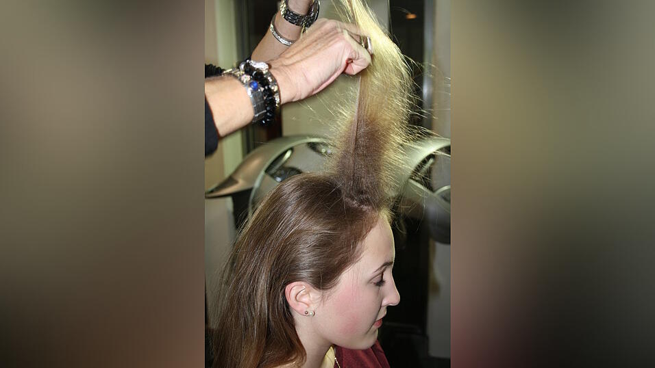 Schritt 1: Vorne am Oberkopf und an den Seiten Strähnen abteilen und kräftig toupieren. 'Das bringt Fülle rein. Wenn ein Pferdeschwanz so streng und platt ist, ist es nicht schön', weiß Friseurin Sabine Hofmann. Schritt 1: Vorne am Oberkopf und an den Seiten Strähnen abteilen und kräftig toupieren. 'Das bringt Fülle rein. Wenn ein Pferdeschwanz so streng und platt ist, ist es nicht schön', weiß Friseurin Sabine Hofmann.