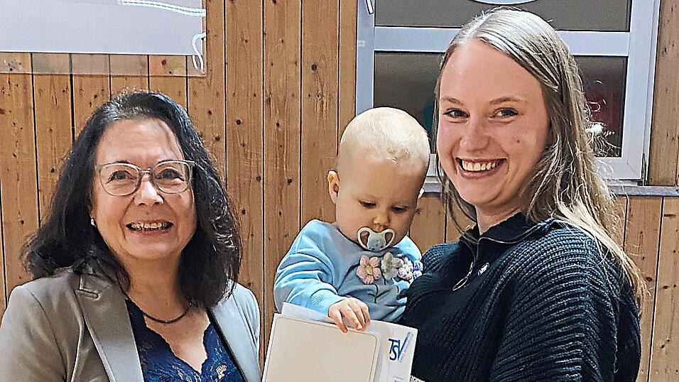 TSV-Vorsitzende Ulrike Simon (links) konnte Doris Huber für ihren vorbildlichen Einsatz den Ehrenbrief mit Silbernadel überreichen. TSV-Vorsitzende Ulrike Simon (links) konnte Doris Huber für ihren vorbildlichen Einsatz den Ehrenbrief mit Silbernadel überreichen.