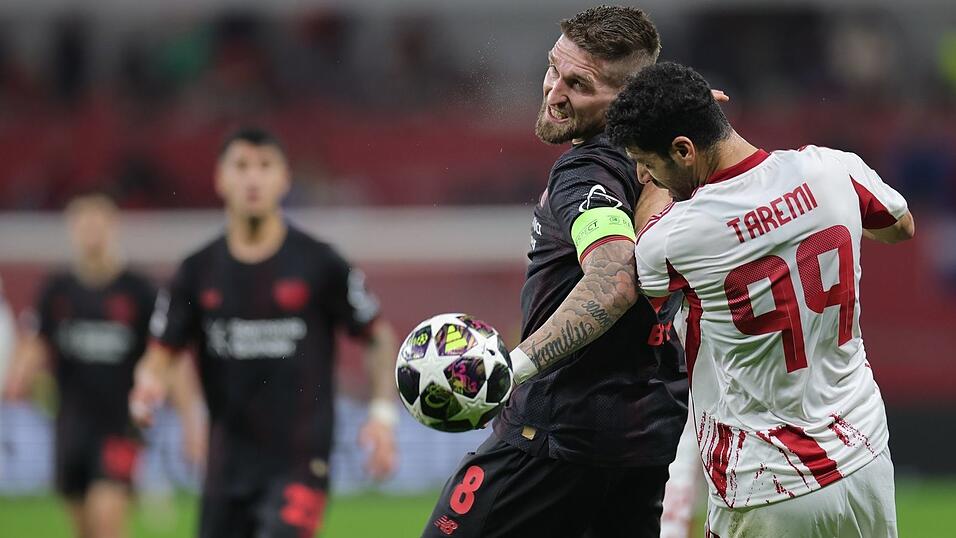 Piräus Mehdi Taremi (r) im Duell mit Leverkusens Robert Andrich. Piräus Mehdi Taremi (r) im Duell mit Leverkusens Robert Andrich.