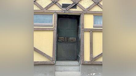 Die markante, massive Bronzet&uuml;r des &bdquo;Lido&ldquo; an der Lorenz-Zierl-Stra&szlig;e mit ihrem skulpturalen Griffelement wird sich in zwei Wochen wieder &ouml;ffnen.