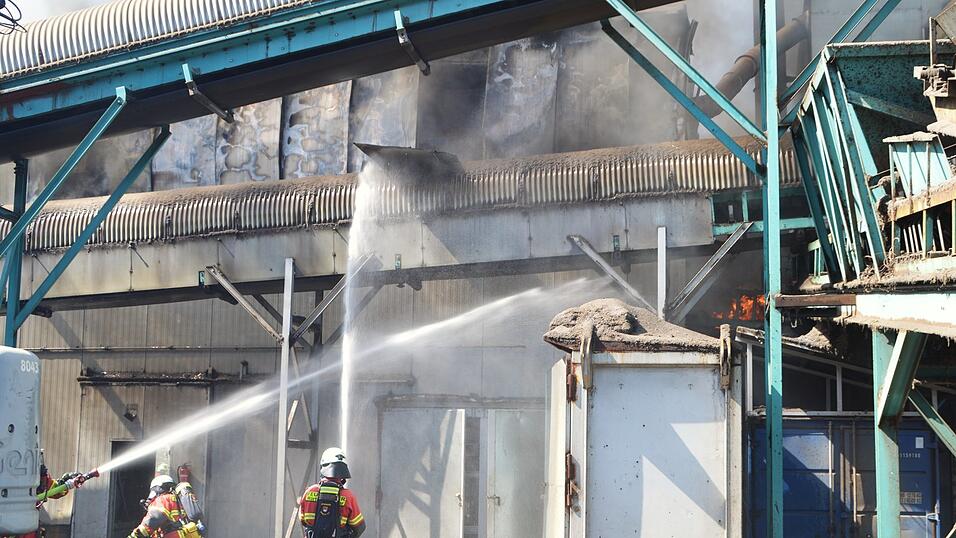 Nach ersten Erkenntnissen steht die Sortieranlage in Flammen. Nach ersten Erkenntnissen steht die Sortieranlage in Flammen.
