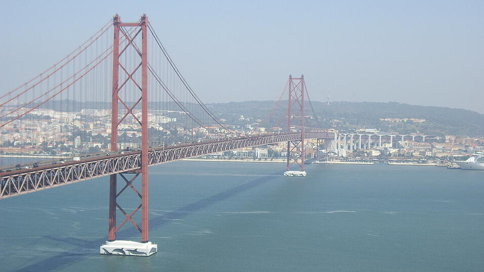 Die 'Ponte 25 de Abril' ist 2278 Meter lang. Sie ist genau wie die 'Golden Gate Bridge' und die 'Oakland Bay Bridge' in San Francisco von der 'American Bridge Company' erbaut worden. Die 'Ponte 25 de Abril' ist 2278 Meter lang. Sie ist genau wie die 'Golden Gate Bridge' und die 'Oakland Bay Bridge' in San Francisco von der 'American Bridge Company' erbaut worden.