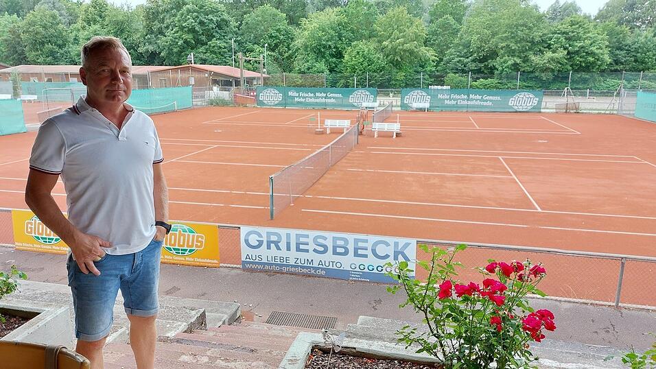 TC Vorsitzender Eberhard Jochem auf der Terrasse des Clubheims mit Blick auf den 'Center Court'.