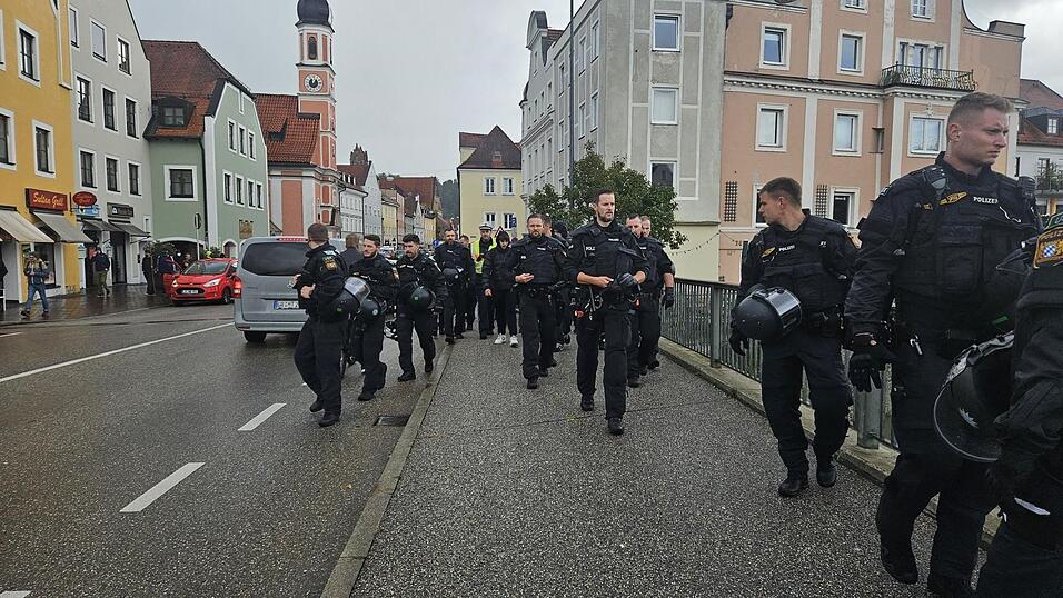 Gegen 12.30 Uhr wurde die Gegendemo von 'Jung und Stark' aufgelöst.