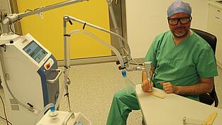 Kurt Seeborg, Chefarzt für Gynäkologie und Geburtshilfe in Dingolfing, zudem tätig für ambulante Termine sowohl im MVZ Landau als auch in Dingolfing, führt die Funktionsweise des Lasers vor, indem er ein Holzspatel mit Laserstrahlen 'beschießt'. Im Vordergrund steht ein Sauger, der bei einem Eingriff Rauch, Dämpfe und Gerüche absaugt. Laser-Terminal und Absauger sind per WLAN miteinander verbunden. Kurt Seeborg, Chefarzt für Gynäkologie und Geburtshilfe in Dingolfing, zudem tätig für ambulante Termine sowohl im MVZ Landau als auch in Dingolfing, führt die Funktionsweise des Lasers vor, indem er ein Holzspatel mit Laserstrahlen 'beschießt'. Im Vordergrund steht ein Sauger, der bei einem Eingriff Rauch, Dämpfe und Gerüche absaugt. Laser-Terminal und Absauger sind per WLAN miteinander verbunden.