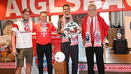 Bayern-Profi Stanicic (3.v.l.) erhielt eine besondere Uhr vom Fanclub-Vorstand.