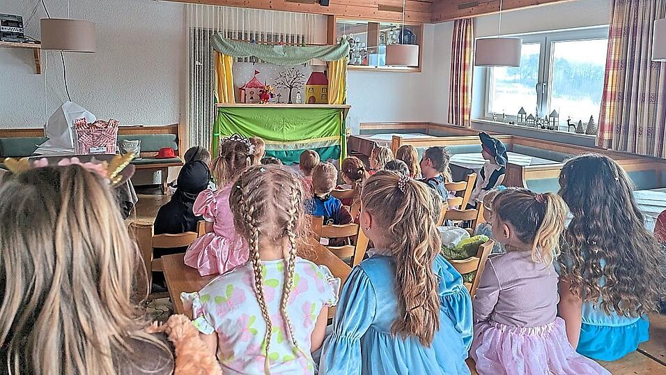 Das Kasperltheater zog die Kleineren in seinen Bann.