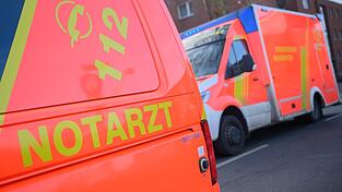 Rettungskräfte holten die Frau aus dem Auto, konnten ihr Leben aber nicht retten. (Symbolbild) Rettungskräfte holten die Frau aus dem Auto, konnten ihr Leben aber nicht retten. (Symbolbild)