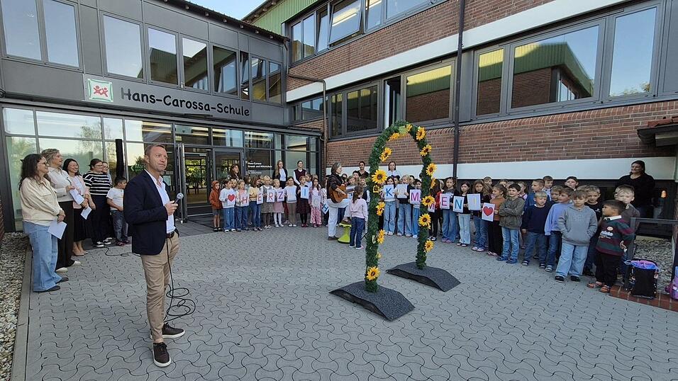 Durch den Blumenbogen ging es in die Schule.