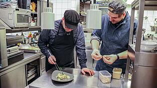 Sebastian Völkl (links) und Stefan Lemberger legen letzte Hand an die Graupenbowl. Sebastian Völkl (links) und Stefan Lemberger legen letzte Hand an die Graupenbowl.