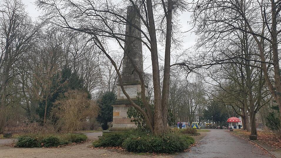 Am Obelisken.