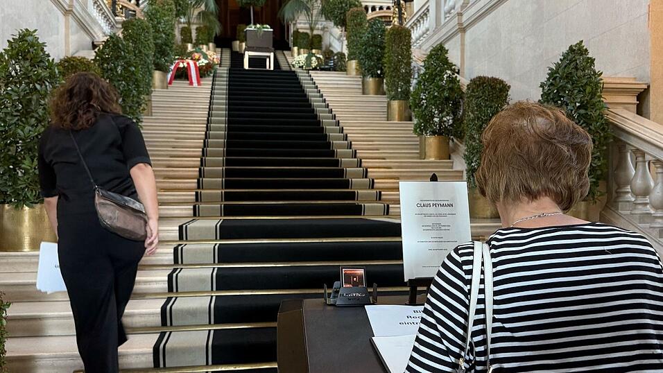 Verstorbene Ehrenmitglieder des Burgtheaters werden traditionell mit großer Geste verabschiedet. Verstorbene Ehrenmitglieder des Burgtheaters werden traditionell mit großer Geste verabschiedet.