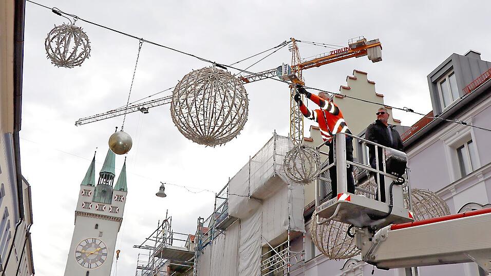 Am Montag wurde die Winterdeko unter anderem in der Simon-Höller-Straße angebracht