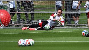 Die linke Problem-Wade h&auml;lt: Manuel Neuer h&auml;lt wieder erste B&auml;lle im Training.